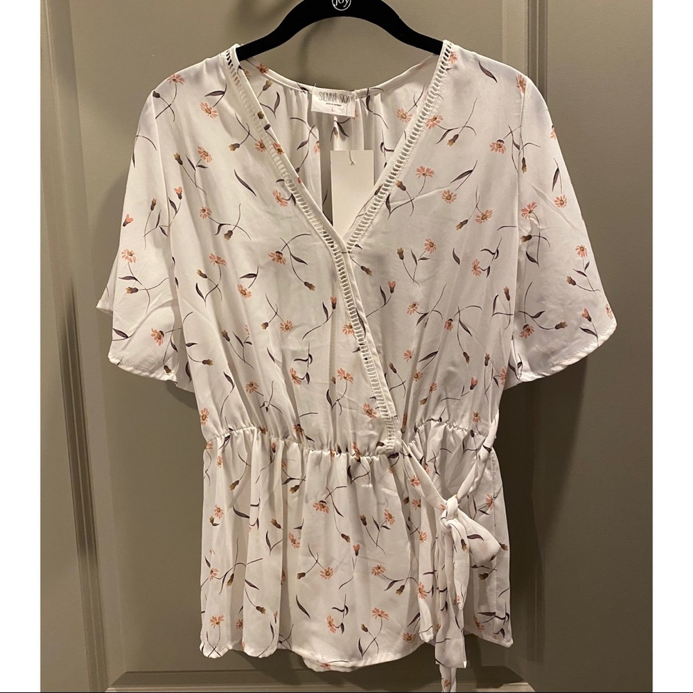 (SOLD) NWT Sienna Sky wrap top